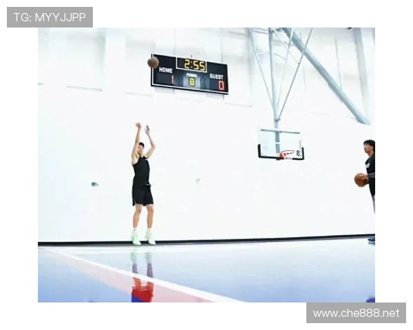 杨瀚森挡拆后无球切入如库里回撤，拉开空间三分更稳